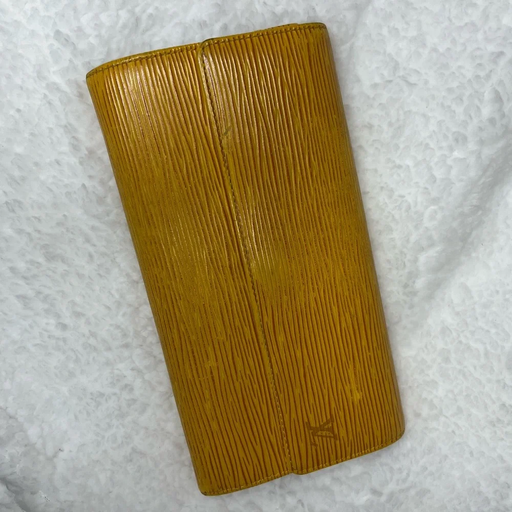 Authentic Louis Vuitton Epi Wallet - Picture 3 of 10